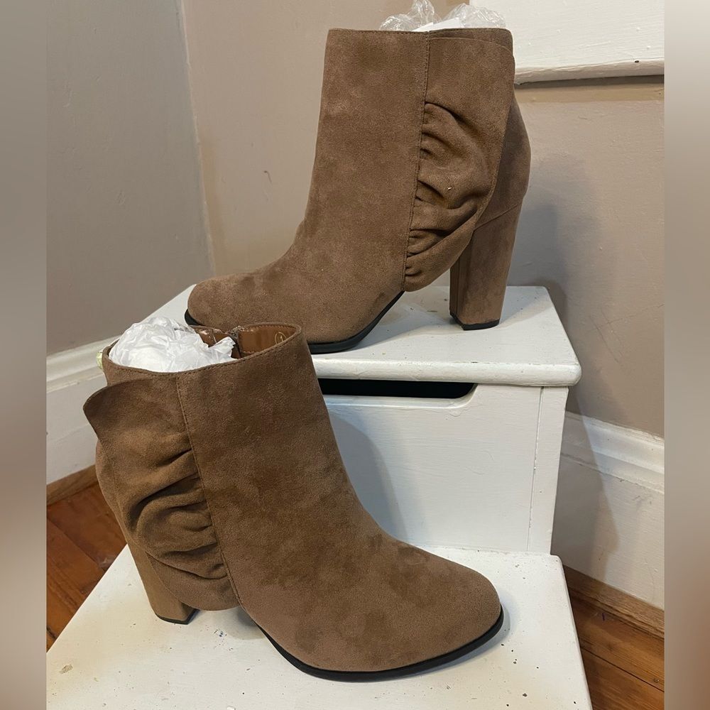 Dark tan suede boots NWOT Size 11